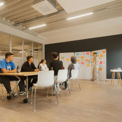 Seminarraum Bindestrich