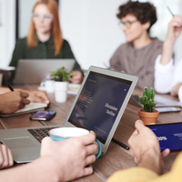 Seminarraum Bindestrich